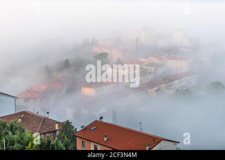 Vordergrund des Daches in Chiusi Scalo Dorf Stadtbild Nebel Sonnenaufgang Dachhäuser Gebäude in der Toskana, Italien mit weichen Wolken bedeckt Belag Stockfoto