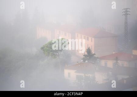 Chiusi Scalo Dorf Häuser Nebel Sonnenaufgang Nahaufnahme des Dachgebäudes in der Toskana, Italien mit weichen Wolken bedeckt verdecken Stadt Stadtbild Dach Stockfoto