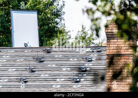 Dachinstallation Arbeit mit Arbeiter halten Sonnenkollektoren mit Regale Racks Schienen auf dem Dach des Hauses Wohnhaus montiert Für das Leben abseits des Stromnetzes Stockfoto