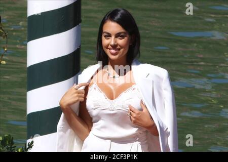 Venedig, Italien. September 2020. Die Spanierin Georgina Rodriguez, die Begleiterin von Fußballspieler Cristiano Ronaldo, kommt am 3. September 2020 beim 77. Filmfestival in Venedig im Lido in Venedig an. (Foto von Pierre Teyssot/ESPA-Images) Quelle: European Sports Photo Agency/Alamy Live News Stockfoto