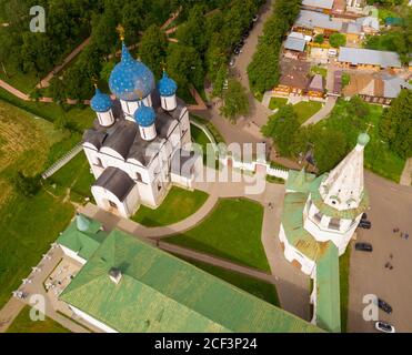 Luftaufnahme der Susdaler Kreml mit Kathedrale von Krippe, ältesten Teil der mittelalterlichen russischen Stadt Susdal Stockfoto