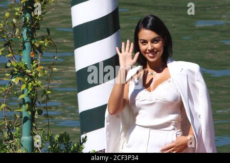 Venedig, Italien. September 2020. Die Spanierin Georgina Rodriguez, die Begleiterin von Fußballspieler Cristiano Ronaldo, kommt am 3. September 2020 beim 77. Filmfestival in Venedig im Lido in Venedig an. (Foto von Pierre Teyssot/ESPA-Images) Quelle: European Sports Photo Agency/Alamy Live News Stockfoto