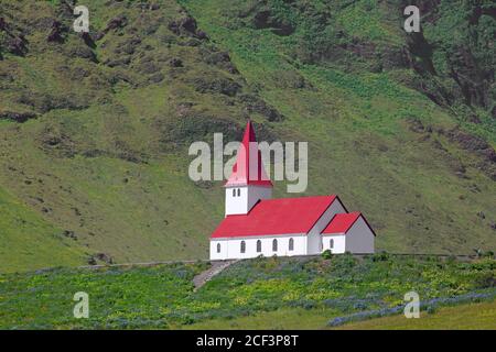 Vík Kirche in Vík í Mýrdal im Sommer, Island Stockfoto