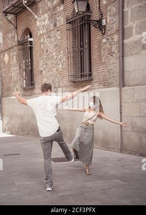 Sicherere Art und Weise der Begrüßung in der Neuen Normalität. Mann und Frau Fuß schütteln und Ellenbogen stoßen halten soziale Distanzierung zu vermeiden Coronavirus Ausbreitung. COVID-19 Stockfoto