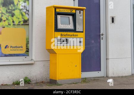 Briefmarkenmaschine der Deutschen Post. Von links im Querformat Stockfoto