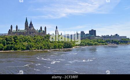 Parliament Hill, Government of Canada und Downtown Ottawa - Blick vom Ottawa River. Stockfoto