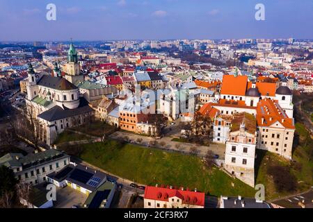 Blick von der Drohne auf Lublins Stadtbild mit der römisch-katholischen Kathedrale des Hl. Johannes des Täufers und dem alten Dominikanerkloster im Frühling, Polen Stockfoto