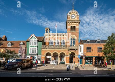 Hungerford, Berkshire, Großbritannien. Blick auf die High Street mit Rathaus und Kornbörse mit Uhrturm Stockfoto