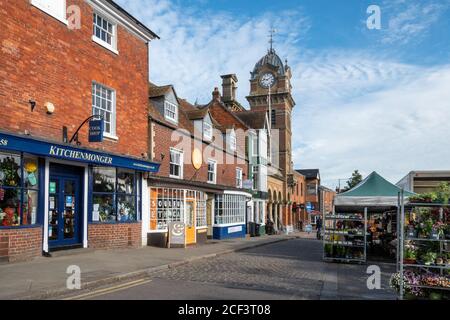 Markttag in Hungerford, Berkshire, Großbritannien. Blick auf die High Street mit Rathaus, Geschäften und Marktständen Stockfoto