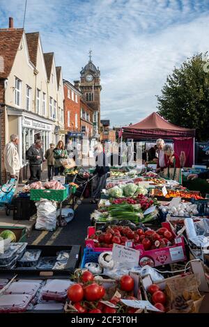 Hungerford, Berkshire, Großbritannien am Markttag. Blick auf eine belebte Hauptstraße mit Marktständen, Geschäften und Einkäufern Stockfoto