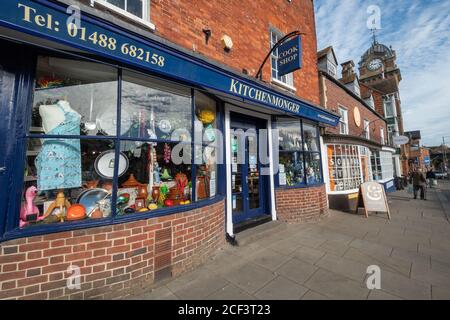 Geschäfte an der High Street in Hungerford, Berkshire, Großbritannien Stockfoto