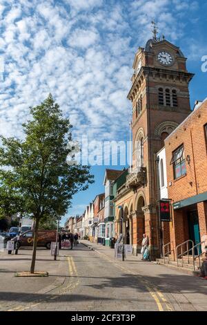 Hungerford, Berkshire, Großbritannien. Blick auf das Rathaus und die Kornbörse mit Uhrenturm auf der High Street Stockfoto