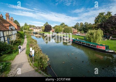 Hungerford, Berkshire, Großbritannien. Blick auf den Kennet und den Avon Kanal mit Schmalbooten Stockfoto