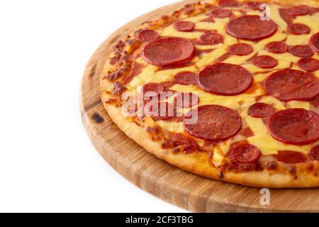 Italienische Pepperoni Pizza isoliert auf weißem Hintergrund Stockfoto