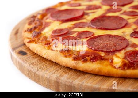 Italienische Pepperoni Pizza isoliert auf weißem Hintergrund Stockfoto
