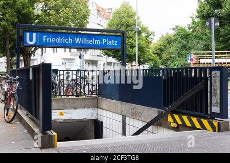 Eingang zur U-Bahnstation Friedrich-Wilhelm-Platz Stockfoto