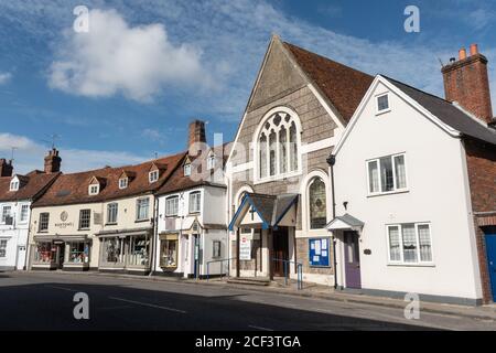 Gebäude an der Bridge Street in Hungerford, Berkshire, Großbritannien, mit der Methodist Church und Geschäften Stockfoto