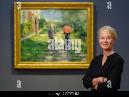 Potsdam, Deutschland. September 2020. Museumsdirektor Ortrud Westheider steht nach der Pressekonferenz zur Eröffnung der neuen Ausstellung "Impressionismus. Die Hasso Plattner Sammlung" im Barberini Museum vor dem Gemälde "Paar auf einem Spaziergang" (1881) von Gustave Caillebotte. Ab dem 5. September 2020 zeigt Potsdam rund 100 Werke impressionistischer und post-impressionistischer Maler, darunter 34 Gemälde von Claude Monet. Die Gemälde sind vom Museumsgründer Plattner als Dauerleihgabe an das Museum entliehen. Quelle: Soeren Stache/dpa-Zentralbild/ZB/dpa/Alamy Live News Stockfoto