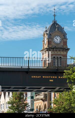 Hungerford, Berkshire, Großbritannien. Blick auf das Rathaus und den Corn Exchange Clock Tower und die GWR-Eisenbahnbrücke Stockfoto