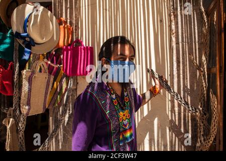 Real De Catorce, Mexiko. Juni 2020. Ein Handwerker, der eine Gesichtsmaske vor seinem Laden trägt.Obwohl die Besucherzahlen nicht mit denen vor der Pandemie von Covid-19 vergleichbar sind, hat Real de Catorce im Staat San Luis Potosí langsam begonnen, die Wirtschaft wieder in Gang zu bringen, vor allem dort, wo der Tourismus die Haupteinnahmequelle ist. Kredit: SOPA Images Limited/Alamy Live Nachrichten Stockfoto