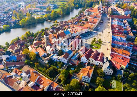 Luftlandschaft der kleinen tschechischen Stadt Telc mit berühmten Hauptplatz (UNESCO-Weltkulturerbe) im Herbst Tag Stockfoto