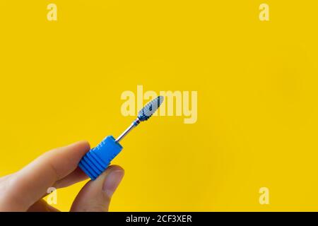 Nagelpflege-Konzept. Schneideplotter für Hardware Maniküre und Pediküre auf gelbem Hintergrund. Stockfoto