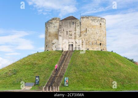 Clifford's Tower (Keep of York Castle) aus dem 13. Jahrhundert, Tower Street, York, North Yorkshire, England, Vereinigtes Königreich Stockfoto