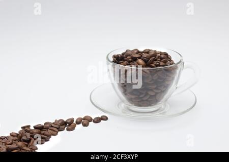 Kaffeekonzept, Kaffeebohnen in einer Glasschale Stockfoto