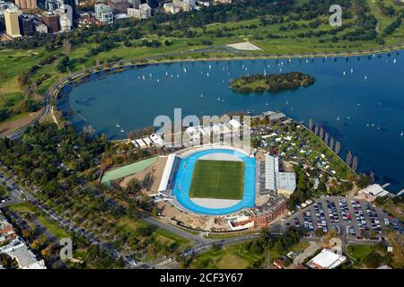 Luftaufnahme des Albert Park Lake und des Lakeside Stadions in South Melbourne, Australien Stockfoto