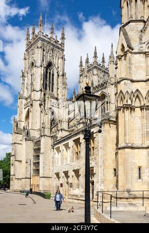 York Minster aus Minster Yard, York, North Yorkshire, England, Vereinigtes Königreich Stockfoto