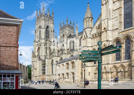 York Minster aus Minster Yard, York, North Yorkshire, England, Vereinigtes Königreich Stockfoto