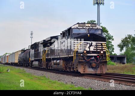 Chesterton, Indiana, USA. Ein Norfolk Southern Railway Manifest Frachtköpfe östlich von Chicago angetrieben von einem Paar Lokomotiven. Stockfoto