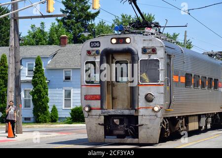 Michigan City, Indiana, USA. Ein South Shore Line Pendlerzug in der Mitte der 11th Street in Michigan City, Indiana. Stockfoto