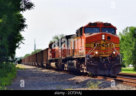 Chesterton, Indiana, USA. Burlington Northern Santa Fe Lokomotiven fahren einen leeren Kohlezug auf Norfolk Southern Railway Gleisen in Richtung Osten. Stockfoto