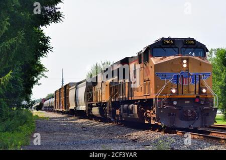 Chesterton, Indiana, USA. Union Pacific Railroad Lokomotiven fahren einen Güterzug auf Norfolk Southern Railway Schienen in Richtung Osten. Stockfoto