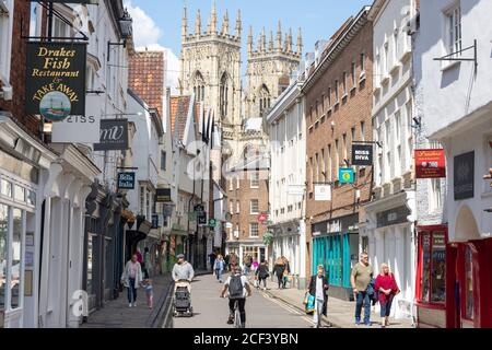 York Minster Towers aus Low Petergate, York, North Yorkshire, England, Großbritannien Stockfoto