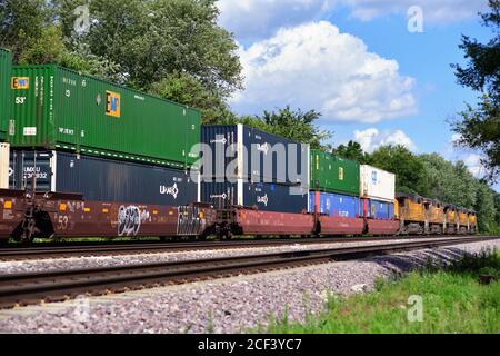La Fox, Illinois, USA. Ein intermodaler Güterzug von Union Pacific, angeführt von fünf Lokomotiven, die durch LAFOX, Illinois, fahren. Stockfoto