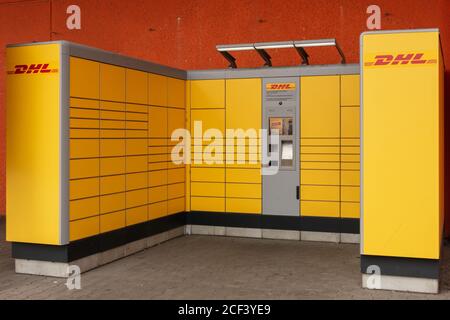 DHL Packstation, wo Kunden ihre Bestellung selbst abholen und auch Pakete versenden können. Querformat Stockfoto