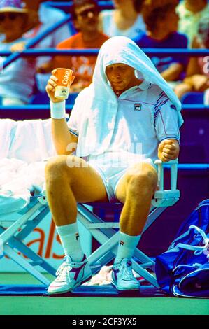 Boris Becker (GER) während eines Wechsels beim US Open Tennis 1989. Stockfoto