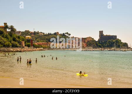 Hochwinkel Blick auf den Golf der Dichter mit dem Fischerdorf, das Schloss und Menschen Abkühlung in der Küste, Lerici, La Spezia, Ligurien, Italien Stockfoto