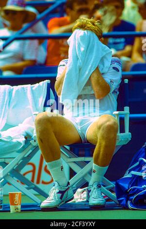 Boris Becker (GER) während eines Wechsels beim US Open Tennis 1989. Stockfoto