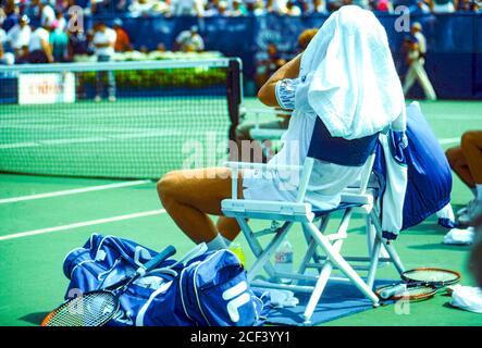 Boris Becker (GER) während eines Wechsels beim US Open Tennis 1989. Stockfoto