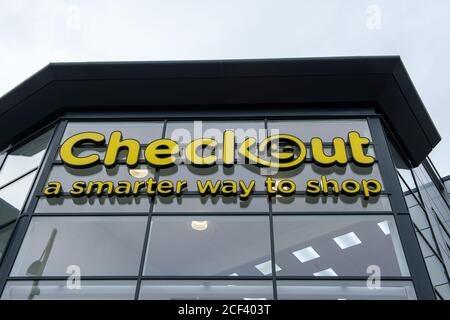 Slough, Berkshire, Großbritannien. September 2020. An der Farnham Road in Slough wurde ein neuer Checkout-Supermarkt eröffnet. Quelle: Maureen McLean/Alamy Stockfoto