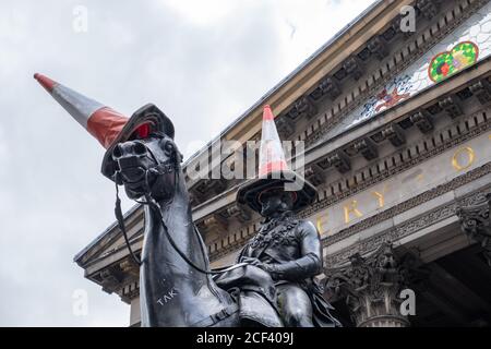 Glasgow, Schottland, Großbritannien. September 2020. Wetter in Großbritannien. Ein Foto des ersten Ministers Nicola Sturgeon befestigt auf dem Verkehrskegel auf dem Kopf der Duke of Wellington Statue. Kredit: Skully/Alamy Live Nachrichten Stockfoto