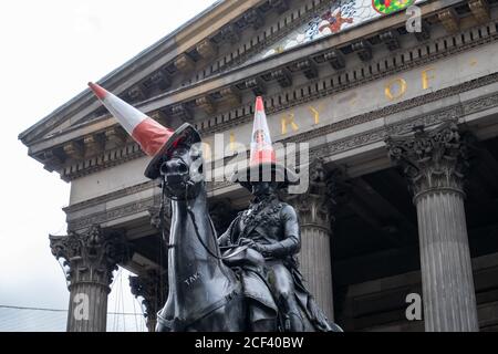 Glasgow, Schottland, Großbritannien. September 2020. Wetter in Großbritannien. Ein Foto des ersten Ministers Nicola Sturgeon befestigt auf dem Verkehrskegel auf dem Kopf der Duke of Wellington Statue. Kredit: Skully/Alamy Live Nachrichten Stockfoto