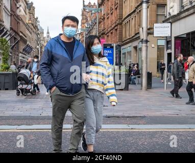 Glasgow, Schottland, Großbritannien. September 2020. Wetter in Großbritannien. Ein Paar mit Gesichtsmasken in der Buchanan Street. Kredit: Skully/Alamy Live Nachrichten Stockfoto