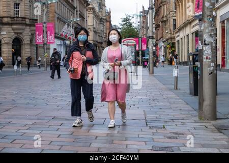 Glasgow, Schottland, Großbritannien. September 2020. Wetter in Großbritannien. Zwei Mädchen mit Gesichtsmasken in der Buchanan Street. Kredit: Skully/Alamy Live Nachrichten Stockfoto