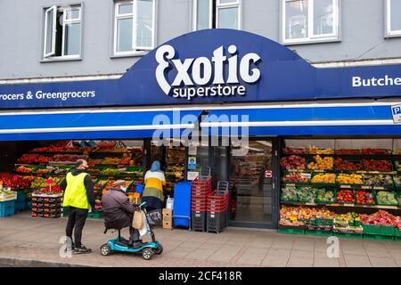 Slough, Berkshire, Großbritannien. September 2020. Ein buntes Display für Obst und Gemüse vor dem exotischen Superstore an der Farnham Road in Slough. Quelle: Maureen McLean/Alamy Stockfoto