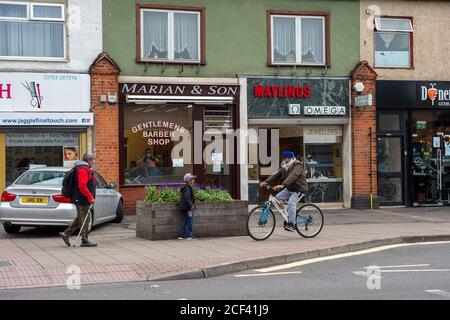 Slough, Berkshire, Großbritannien. September 2020. Männer aus erhalten ihre Übung auf der Farnham Road in Slough. Quelle: Maureen McLean/Alamy Stockfoto