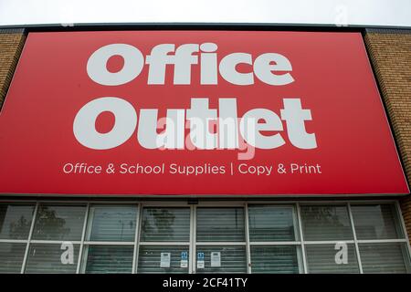 Slough, Berkshire, Großbritannien. September 2020. Das ehemalige Staples Schreibwarengeschäft, das zu einem Office Outlet-Geschäft wurde, das ebenfalls dauerhaft geschlossen hat. Quelle: Maureen McLean/Alamy Stockfoto